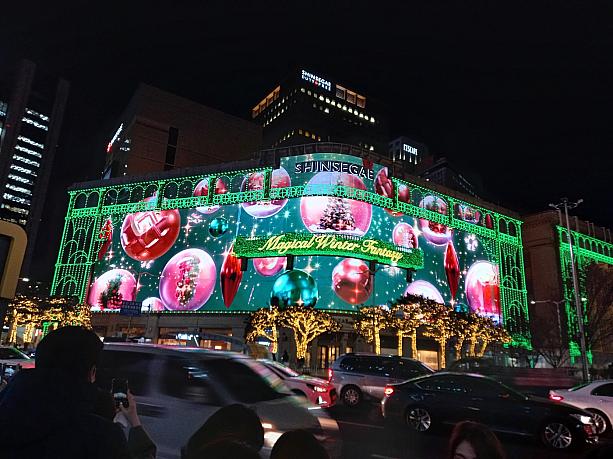 クリスマスイルミネーションスポット！といえば、ココ！<br>新世界百貨店本館の建物外壁に施された映像ショー！