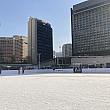 市庁広場のスケート場も開放中。今は製氷休憩中。多くの人が訪れています。ソウル市の小学校は卒業式も終わり、中学入学前の子供たちを日中多く見かけるようになりました。