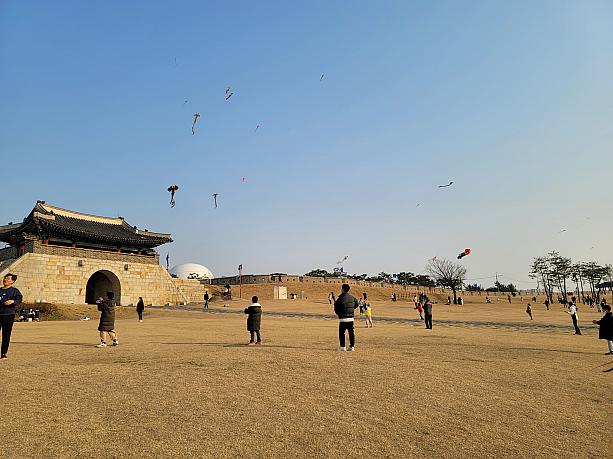 門と城壁の方に行くと、門の前の芝生の広場でたくさんの人が凧あげを楽しんでました～