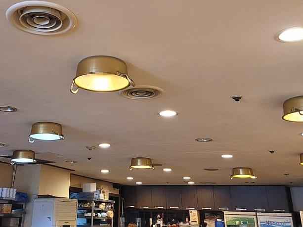 天井には鍋の照明。