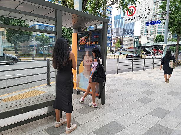 HYBEの事務所前のバス停にはいつもBTSの大きなポスターが♡そこでもファンは記念写真～♡