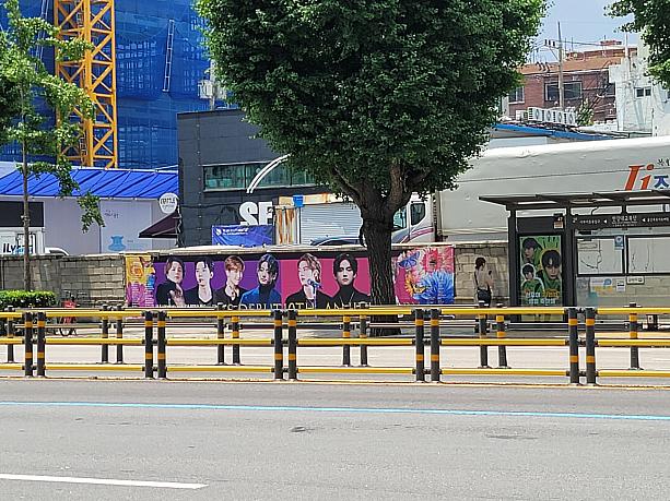 道路を挟んで向かい側にも、BTSのメンバーの大きなポスターがある～