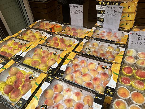桃の早生種が出始めました。大きいもので1箱2万ウォンということですが、韓国では桃の旬は8月半ばかなあという感じです。