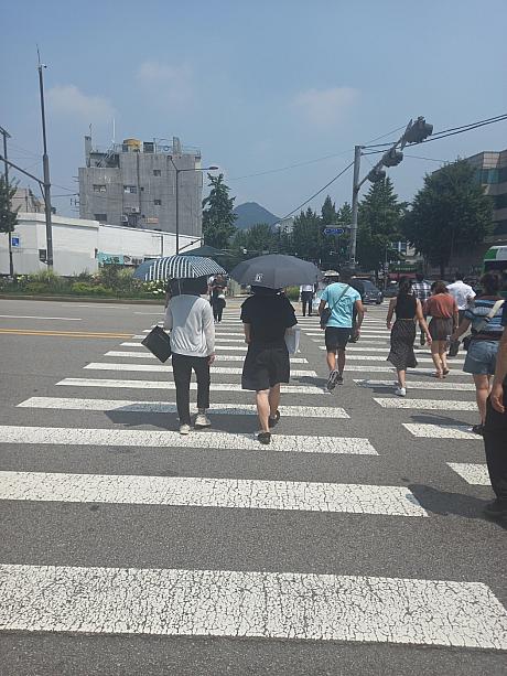今年は梅雨が長いソウル。いつ終わるの？！と思っていると、梅雨の合間に暑~い日も。日差しが強いので、日傘や帽子があると良いかも＾＾