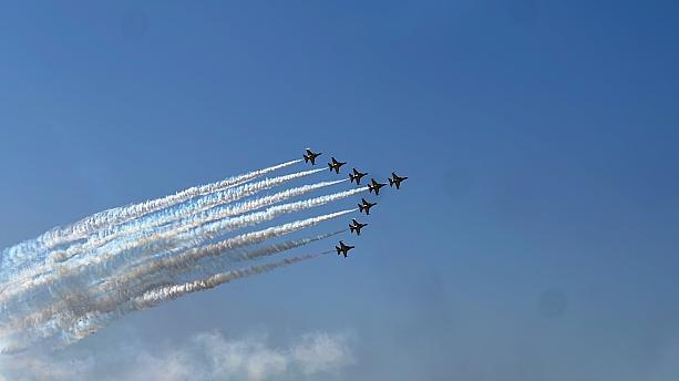 開幕式の17日当日、まずは韓国空軍の曲技飛行チーム「ブラックイーグルス」によるでモンストレーションが行われました。