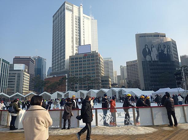 先週金曜日からオープンしたソウル市庁前の冬限定スケートリンク～！