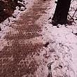 まだ雪が残っていますね。足場が悪くて誘導のスタッフの方たちがあちこちで『滑るので気をつけてください~』とのこと。ナビも一歩一歩気を付けながら登ります~。