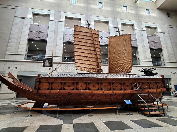李舜臣（イスンシン）将軍が考案した亀甲船（コブクソン）が展示されています。（豊臣秀吉による文禄・慶長の役（壬申、丁酒倭乱）で運用されたとされています。）