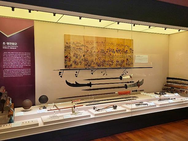 時代ごとに区切られた展示室には様々なものが展示されています。こちらは長刀などの武器。