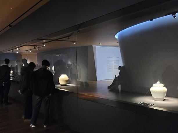 展示場内全体の照明は抑えられ、展示物１つ１つにスポットライトが当てられています。