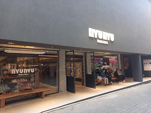 ヌーンスクエア寄りの通りを歩いていると、プチプラアクセのお店『nyunyu』が新しくオープン。
