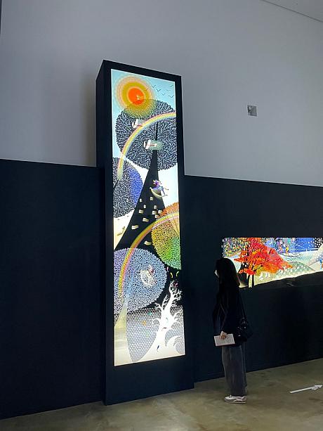 『セロ弾きのゴーシュ』『銀河鉄道の夜』、６ｍを超える超大型作品まで、２００点余りの作品が展示されています。