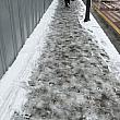 朝の通勤時間帯、歩道の雪は踏み固められ滑りそう。歩道を歩くときはお気を付けください。