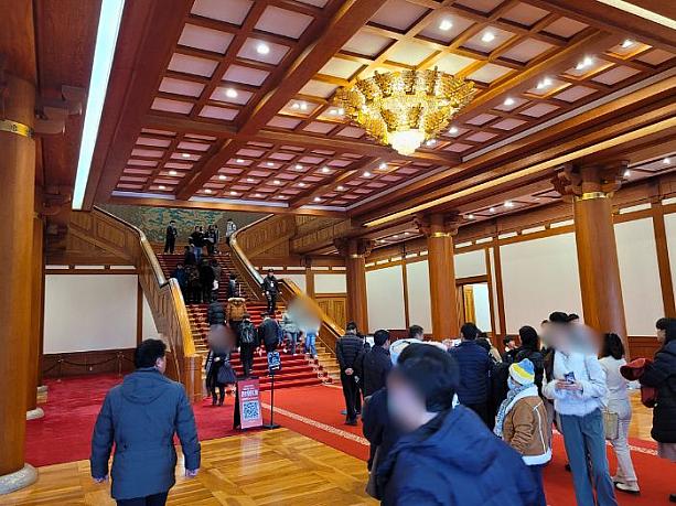 本館内部。階段に通じる床には赤い絨毯が敷かれ天井からは豪華なシャンデリア風の照明が。重厚な雰囲気を感じさせてくれます。