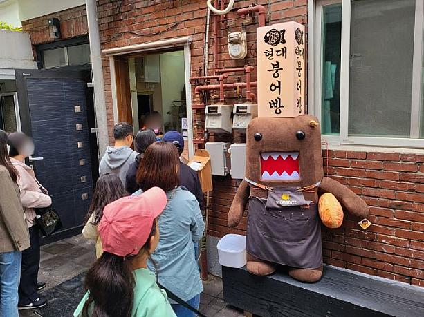 コルモク（路地裏）にあるプンオパン屋さん（韓国式たい焼き）。NHKのマスコットの「どーもくん」によく似たマスコット（というか「どーもくん」そのもの？）が出迎えてくれました。