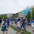 ソウルの有名私大、延世大学の前を通り過ぎようとしたら、青い人がいっぱい！