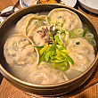 ソンマンドゥクク（手造り餃子スープ）。マンドゥは、海鮮餃子（エビ入り）、肉餃子、キムチ餃子の３種類です。