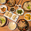 代表メニューのカルマンドゥ（麺＆餃子）、ビビンククス（ピリ辛混ぜ麺）、ソンマンドゥクク（手造り餃子スープ）を注文。