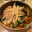 ビビンククス（ピリ辛混ぜ麺）。生麺に、ピリ辛ダレ・新鮮な野菜・薄切りの肉を合わせた一品。コシのある麺と甘辛ソースの相性が抜群です。