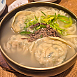 カルマンドゥ（麺＆餃子）。麺は、毎日朝仕込んだ生めん。あっさりしつつもコクのあるスープは１２時間煮込んで仕上げたとのことです。
