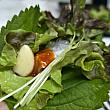 サンチュとゴマの葉に刺身と、好みでニンニクとカイワレや味噌なども一緒に包んであ～んとパクリッ！美味しくいただきました～♡