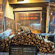 お店のすぐ外には、積まれたたきぎと焚火で焼かれるチキン達が。臨場感たっぷりです。