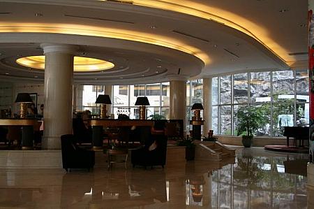ホテルに入ると広々とした優雅な空間がお出迎え。期待が高まりますね。 