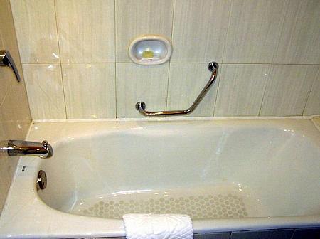 バスタブはお湯がはれますが、シャワーと共有。 