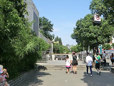 出て左手に「上海動物園」駅4号出口があります