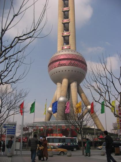 地下鉄2号線 「陸家嘴」 駅1号口を出ると、目の前にタワーが立ちはだかっていますよ。アジアで一番なだけあって、さすがに高いな～。さぁ、チケット売り場へGOGO！
