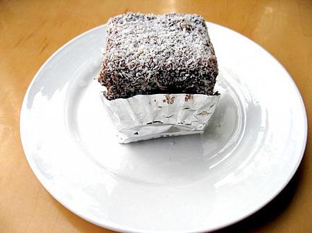 ★ラミントンケーキ（雷明顿蛋糕）　6元
<BR>ラミントン（Lamington）はスポンジケーキをチョコレートに浸しココナツをまぶしたオーストラリアの伝統的なお菓子。チョコレートの甘みがコーヒーとよく合います。