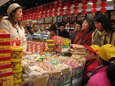 ☆ 泰康食品<BR>お店が入っているビルの1階は、上海の特産品などが並ぶ食品フロア。小分けに包装されたお菓子類は量り売りなので、欲しい分だけ買えますよ。値札に表示されているのは500ｇの値段です。 