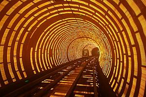 「 外灘観光トンネル 」<BR>浦東 ⇔ 浦西の移動の選択肢のひとつに！ 音と光のパフォーマンス付きの黄浦江の地下トンネル。  