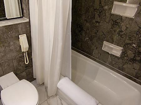 クローゼットの向かいはバスルーム。浴槽はやや浅めの欧米式ですが、シャワーが固定式ではないのがうれしいところ。