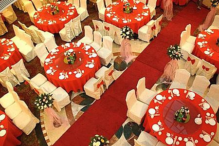 すべての椅子に赤いリボンが付いていて、常に気分は結婚式？！　もちろん、普段使いでも大丈夫！少人数でも安心して食事ができます。
