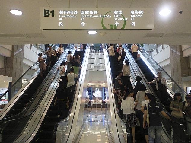 1階、地上へ向かうエスカレーターは上下2線仕様。日本の10倍の人口を抱える中国ならではの光景なのかもしれません。