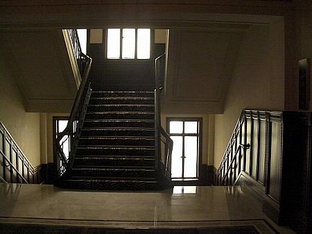 階段自体がアンティーク家具のよう。