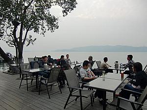 湖畔のカフェ。