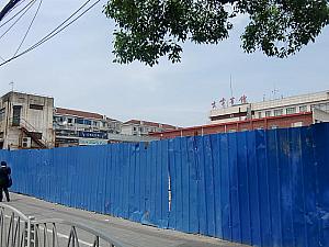 同じような雑居ビルだった「和平広場」は2012年春に取り壊されました。