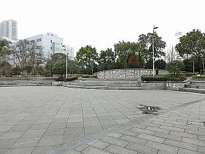 ハトのレリーフがある和平広場