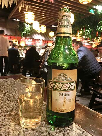 まずは南京のご当地ビール「金陵啤酒」（14元）で乾杯