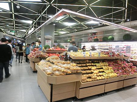 野菜、果物、肉、魚など、生鮮食品が一般のスーパーより品数豊富