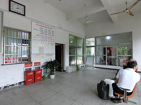 きちんと帰りのバスの時刻表があるのは杭州行きだけ。バスの待合室はこんな感じ（売店などはありません）