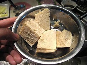 ◎ 凍豆腐（高野豆腐） <br>
凍った状態で出てくる高野豆腐は、そのままボッチャンと鍋に入れて大丈夫。スープをたくさん吸い込み、麻辣スープで煮るとすごく辛くなるので食べる時は気をつけて！