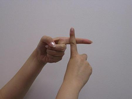 〔１０：十：シー〕<br>
ここでやっと両手を使います。人差し指をクロスさせれば10！ 漢字の十に見えるし、これは覚えやすいですね。 