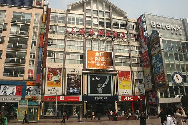 上海旅遊品商廈（南京東路558号）の一階にある、北京オリンピックグッズ＆上海万博グッズ専売店。