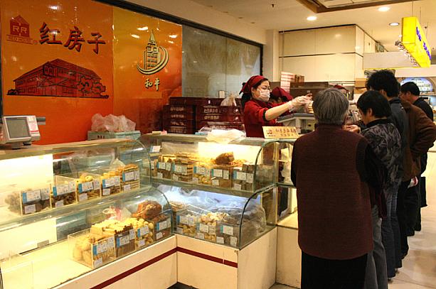 店内にはパン・クッキー屋さんが多いですが、こちら「紅房子」は特別人気！老舗のお菓子屋さんなんだそう。上海で有名なやはり老舗の洋食屋さん「紅房子西餐館」と関係があるのかは不明です。