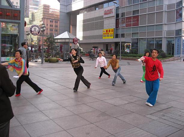 第一食品デパートの前で踊るグループを発見！朝の南京東路を散策してみるのも面白そうですね。