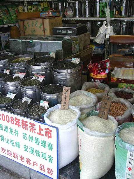 市場では、お米も量り売り。秋茶とともに並んでいます。