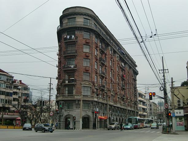 淮海中路にある古いアパート「武康大楼」は　　年に建てられた歴史的建造物。